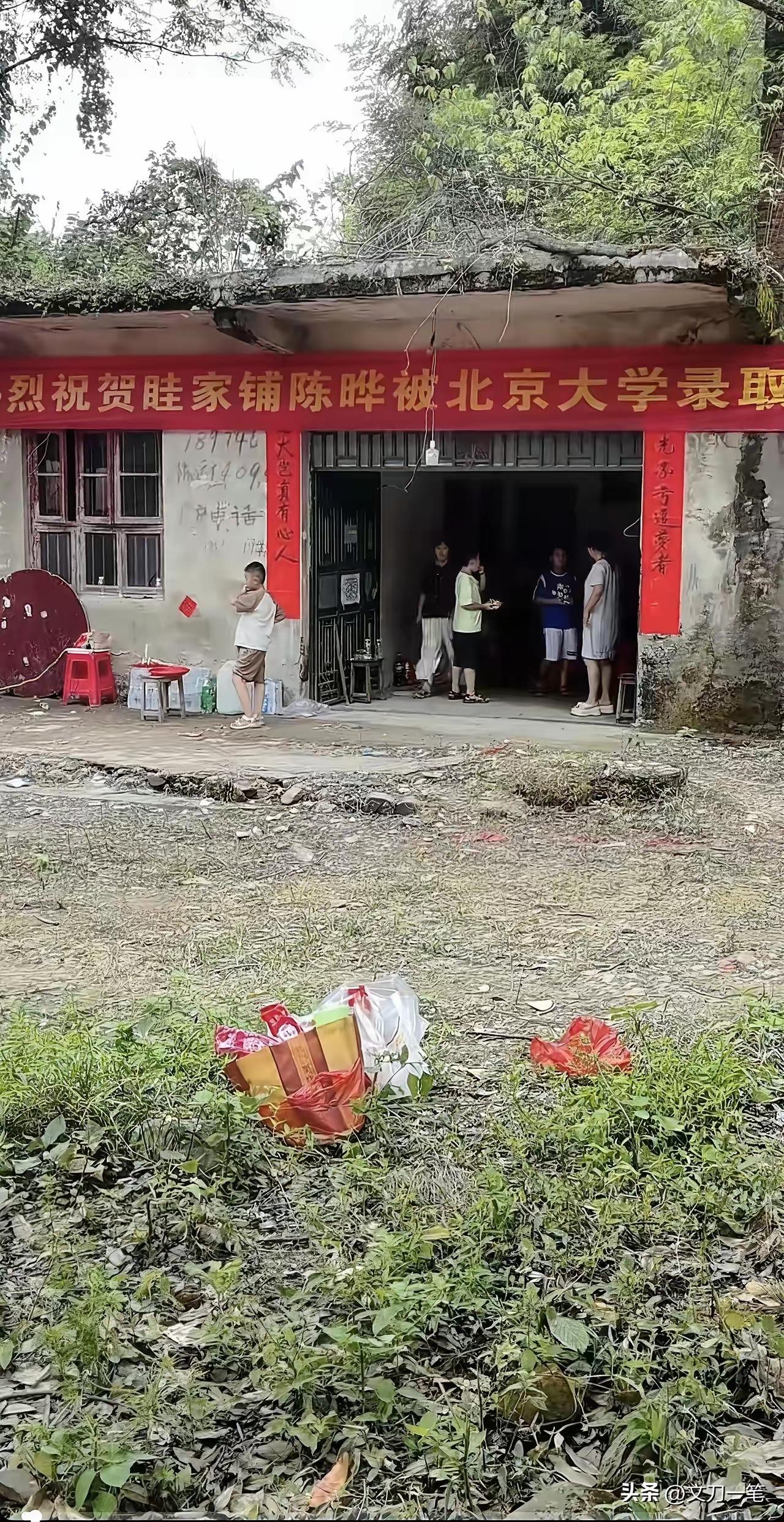 寒门出贵子
知识真的可以改变命运
张雪峰曾经就说过
书中自有黄金屋
书中自有颜如
