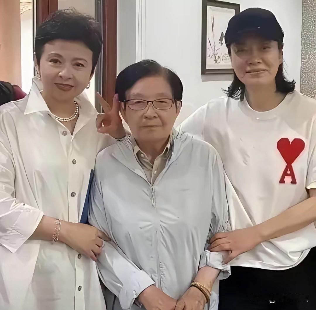 仔细看，左边的是《十五的月亮》演唱者董文华，右边是歌后毛阿敏。而中间的老太太可了