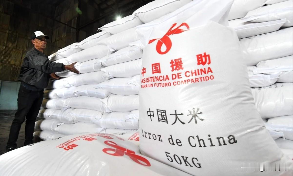 当地时间 5 月 23 日，哈瓦那港码头一片忙碌，悬挂中国国旗的货轮稳稳靠岸，1