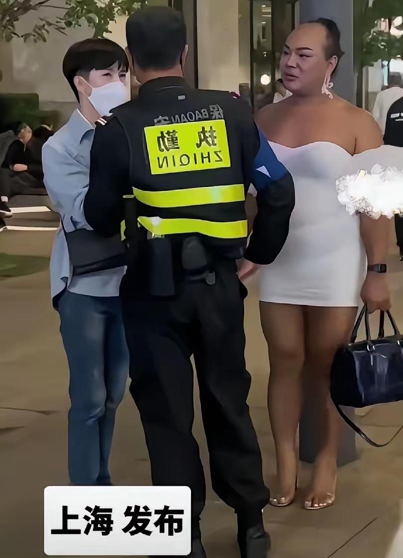 唉呀喂，七尺男儿男扮女装，辣眼睛啊！

图片中这个男人，体态肥胖，估计年过半百吧