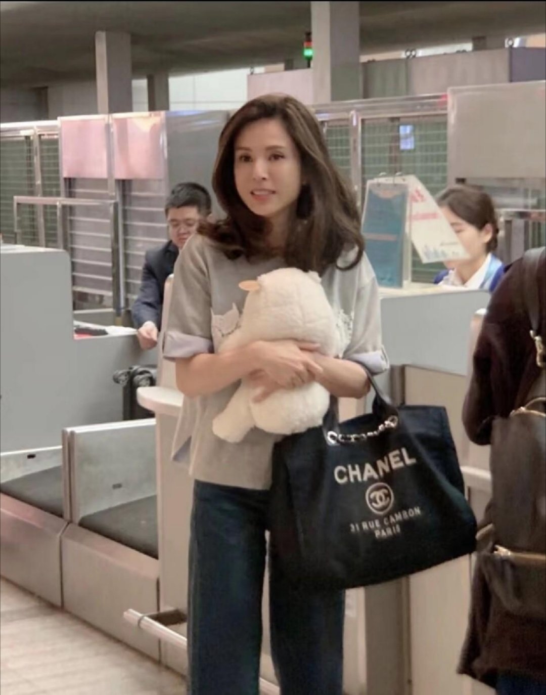 李若彤胖了一点真好看！肉肉的，真美！真的是有感，人年纪大了，还是要胖一点好看。 