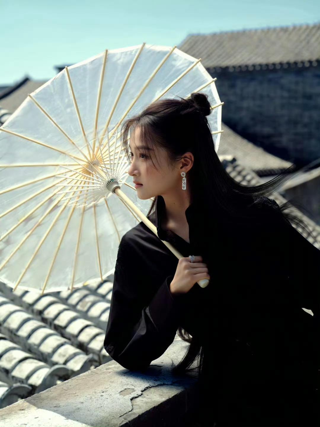 关晓彤给我的感觉一直是特别努力的一个女孩子。全方位的努力。不论是演技，还是外形的