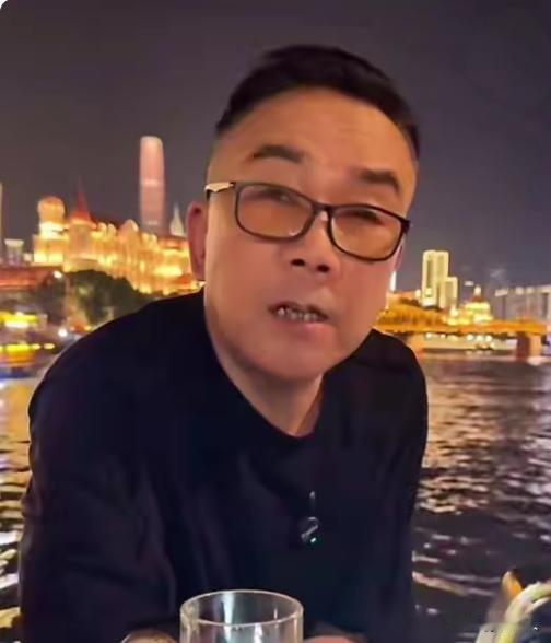 杨议堪称相声界落井下石第一人，隔三差五的就发段子讽刺郭德纲。不管你们两个人有什么