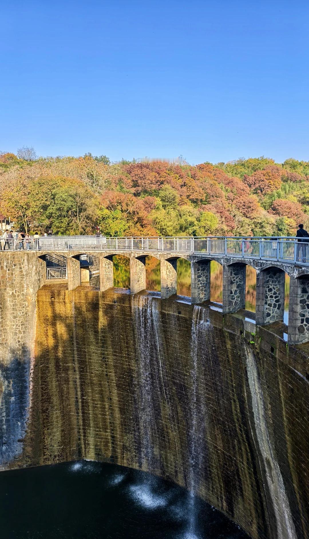 在不同的季节反复爱上溧阳
今天自驾了天目湖环湖线，不得不感叹今天的天气和溧阳的适