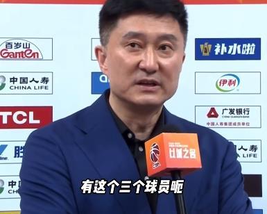 胡明轩真是拼命啊！脚都烂了，还继续参加比赛呢。
杜锋在赛后采访时说球队缺兵少将，