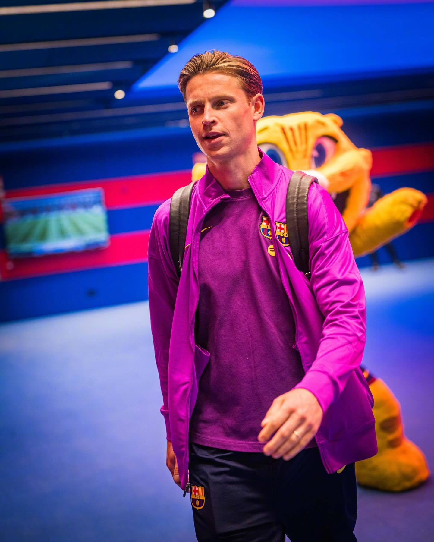 这样明媚快乐的笑容就该焊在德容的帅脸上！！！💬他说“等这一刻很久了。巴萨万岁，