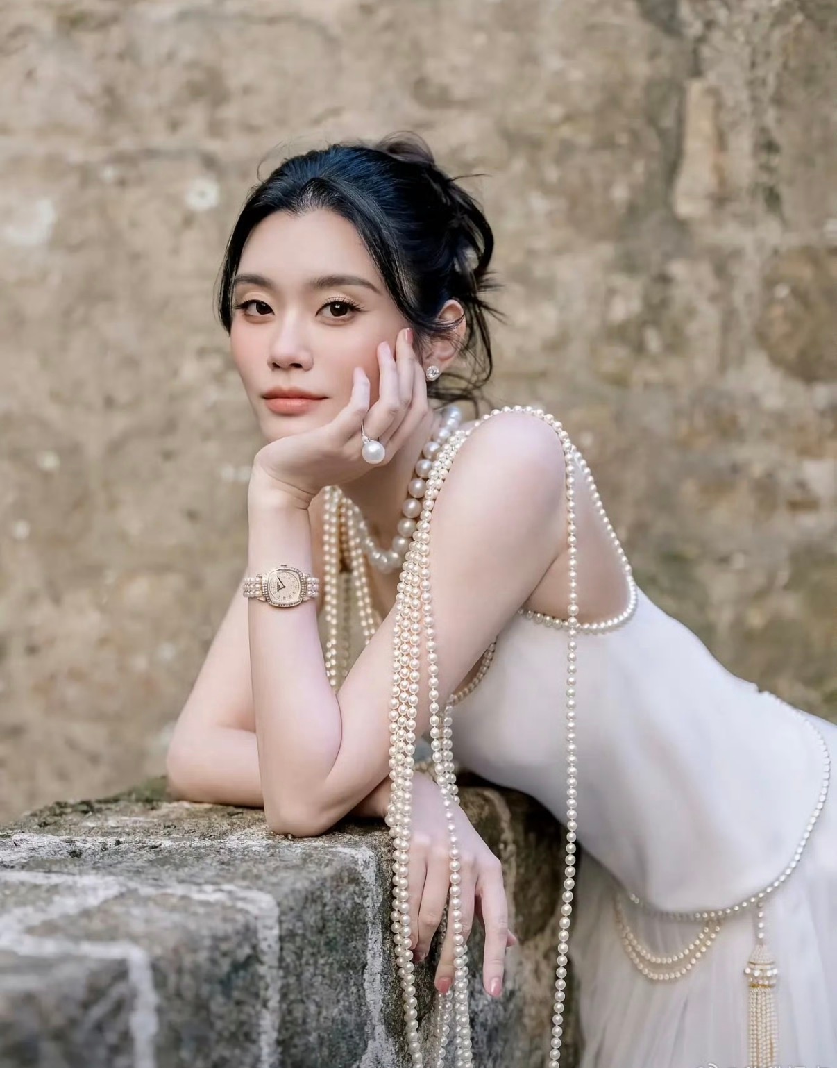 奚梦瑶戴了婆婆的珍珠项链晚宴造型里的珍珠项链，是四太珍藏多年的私藏首饰，奚梦瑶贴