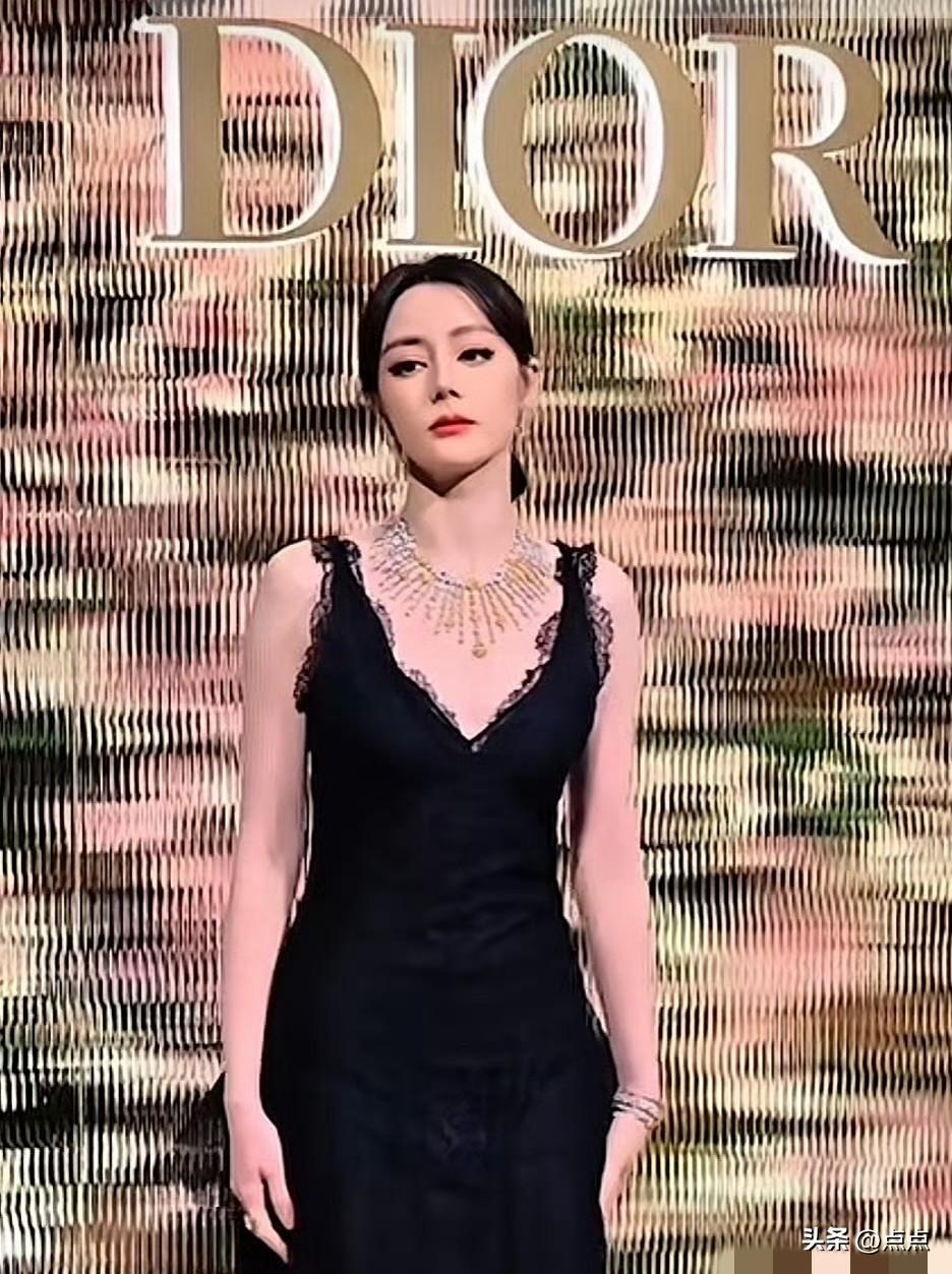 离开嘉行之后如果真的换了团队，总觉得还是以前的造型更亮眼一些。我并不是在替嘉行说