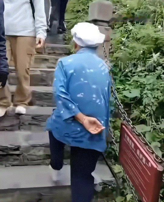 “老当益壮！”10月11日一女子与父母趁假期，带着家里83岁的奶奶一起爬梵净山，