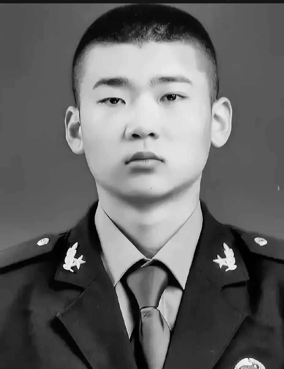 21岁山东00后空降兵王坤，入伍仅2年拿到首跳勇士，却在2024年5月14日在普