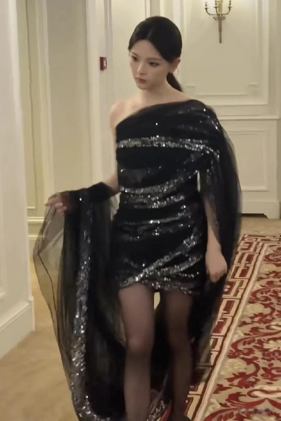 杨超越穿着高定礼服扎着低马尾，