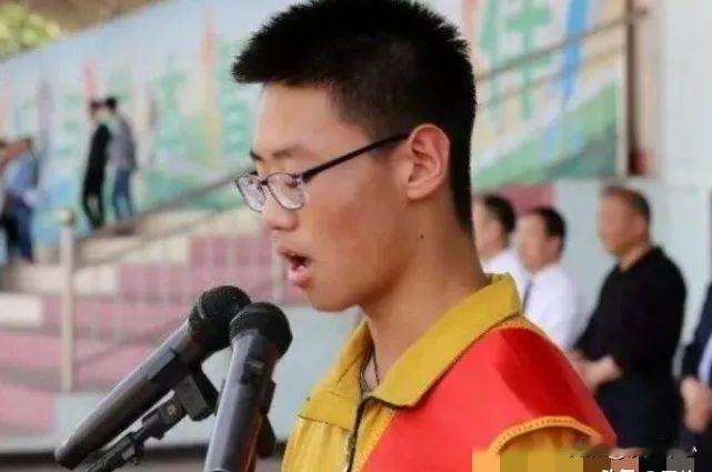 他是钟祥市理科状元，进入北大之后却因为沉迷游戏被劝退！在父母绝望、亲友嘲讽的情况
