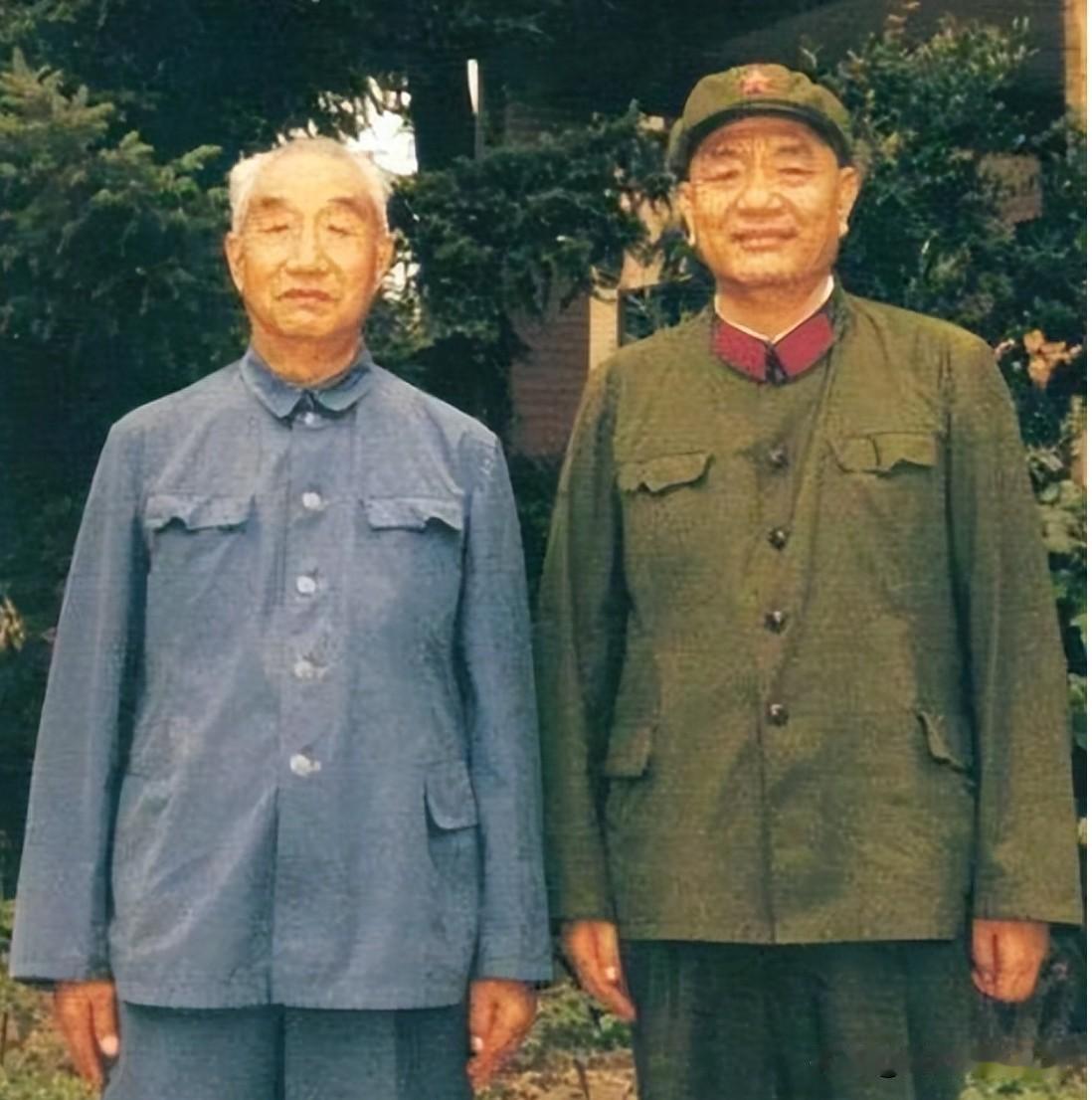 这是徐向前元帅与尤太忠上将的一张十分罕见的珍贵合影。
徐向前是红四方面军总指挥，