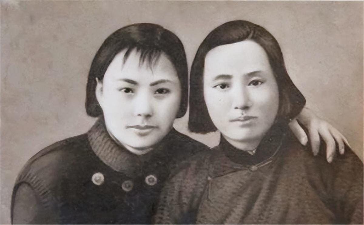 肖克将军的夫人有多美？40年代在陕北的留影，笑颜如花皮肤白嫩！
 
这位笑起来眉