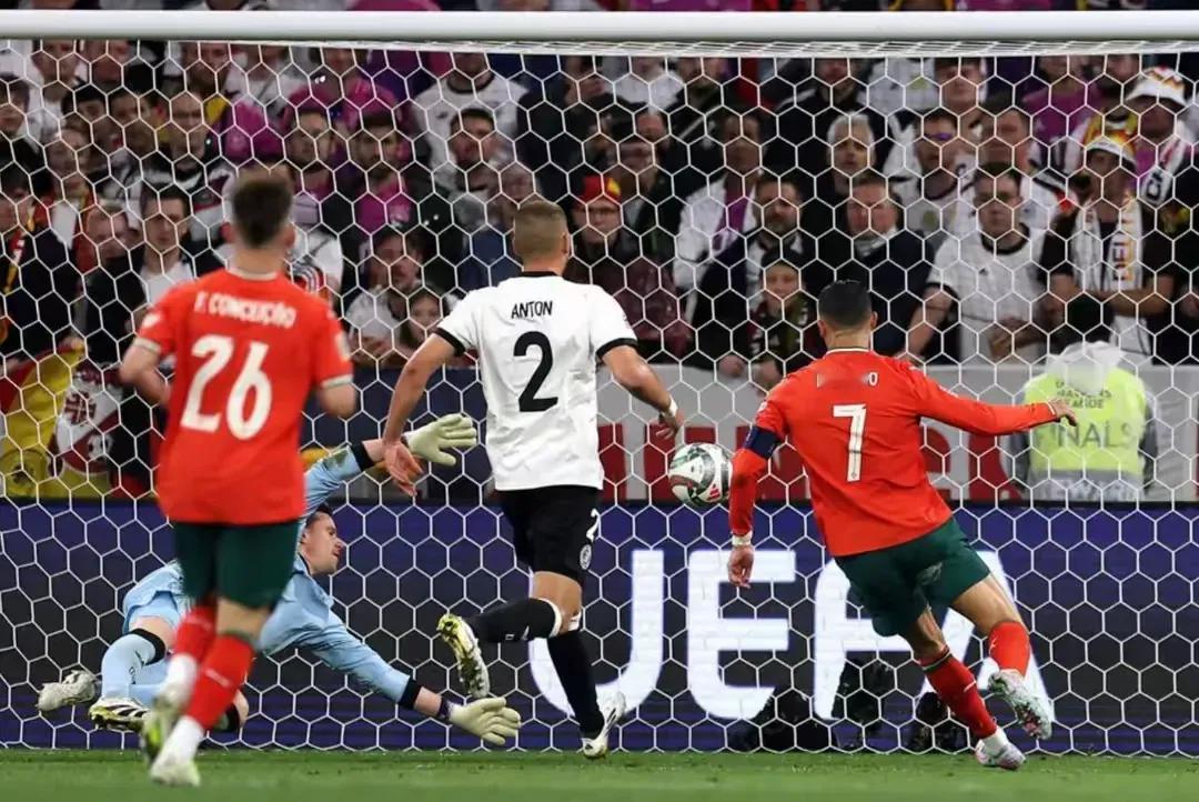 葡萄牙2-1力克德国，竟是C罗首次在正式比赛中战胜德国队！有一说一葡萄牙现在的阵
