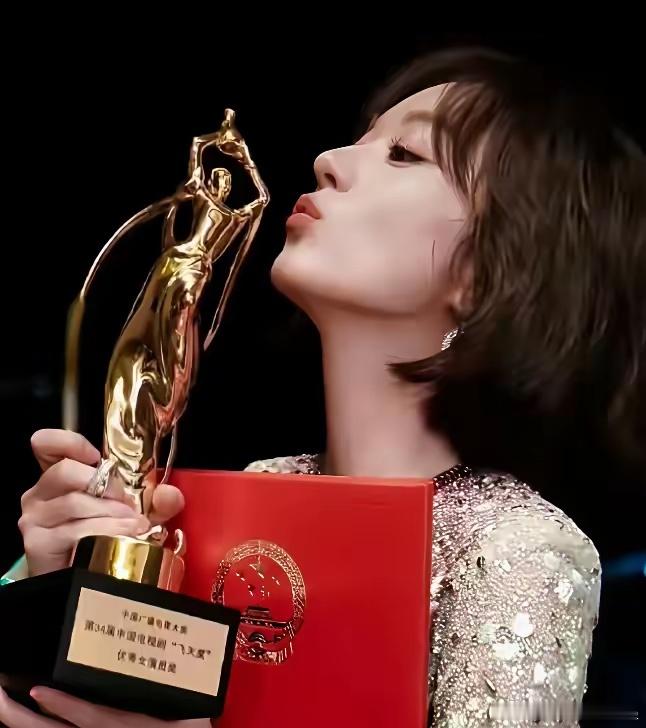 赵丽颖重磅喜讯来了凭《小城大事》她饰演的李秋萍以9752高分拿下猫眼角色热度榜冠