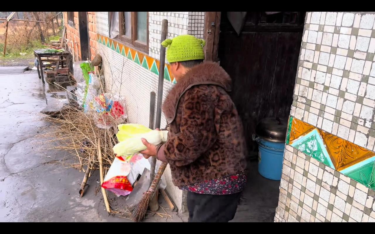 啤酒婶满是幸福感，新年第一天阿李就来和啤酒婶一同吃饭，自始至终啤酒婶都满脸笑容，