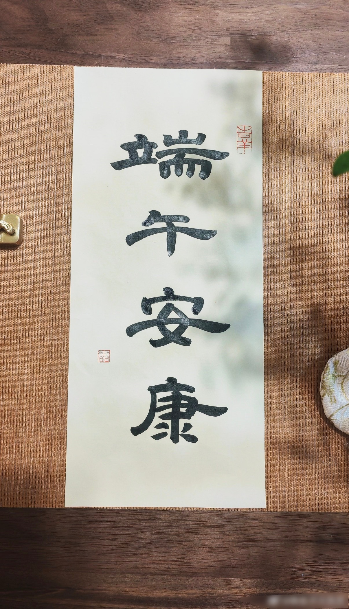 保安大哥  拎了一袋  粽子来，，，说是  在  徐州   云龙山，，那边  有