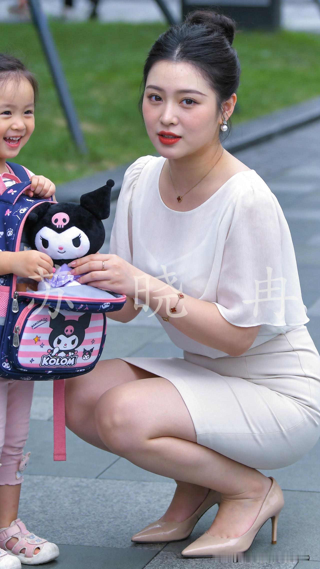 大闺女仰着小脸，一遍遍地喊：“妈妈！拿库洛米，库洛米！”那急切又可爱的模样，让人