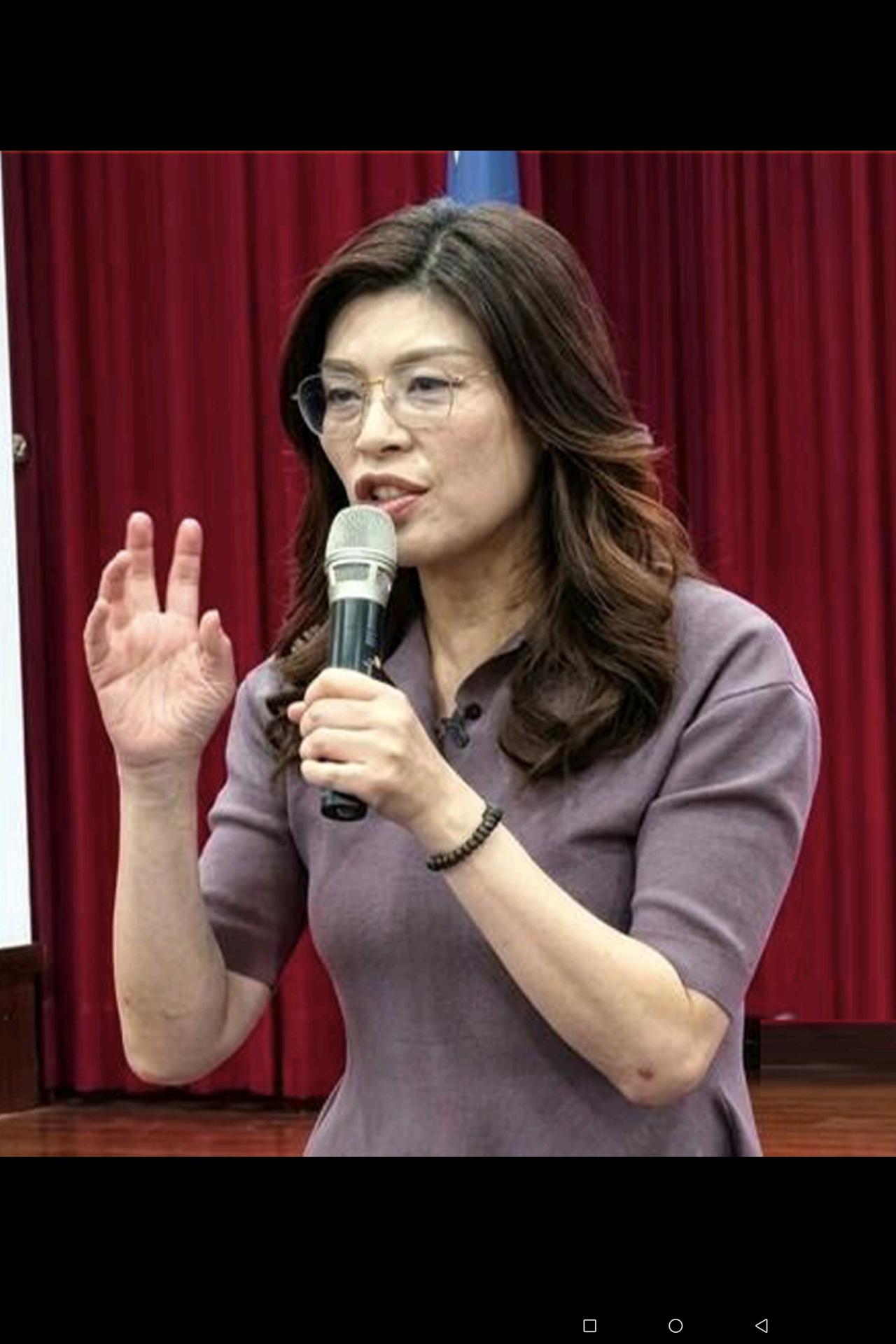 郑丽文今年53岁，看上去要比实际年龄显老，这也许是对台湾在2028年的选举中，国