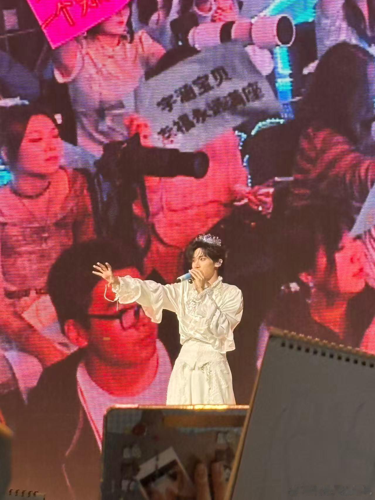 余宇涵演唱会现场空降超话今天的演唱会我必须大夸特夸[爱你]余宇涵太牛了吧！这诚意