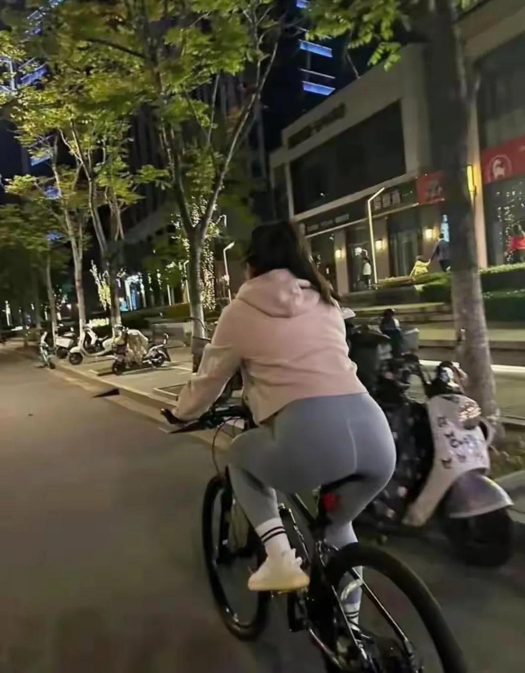 广东的一个23岁的女孩小芳（化名），因为读高中的时候竟然带着男友回家，然而家里的