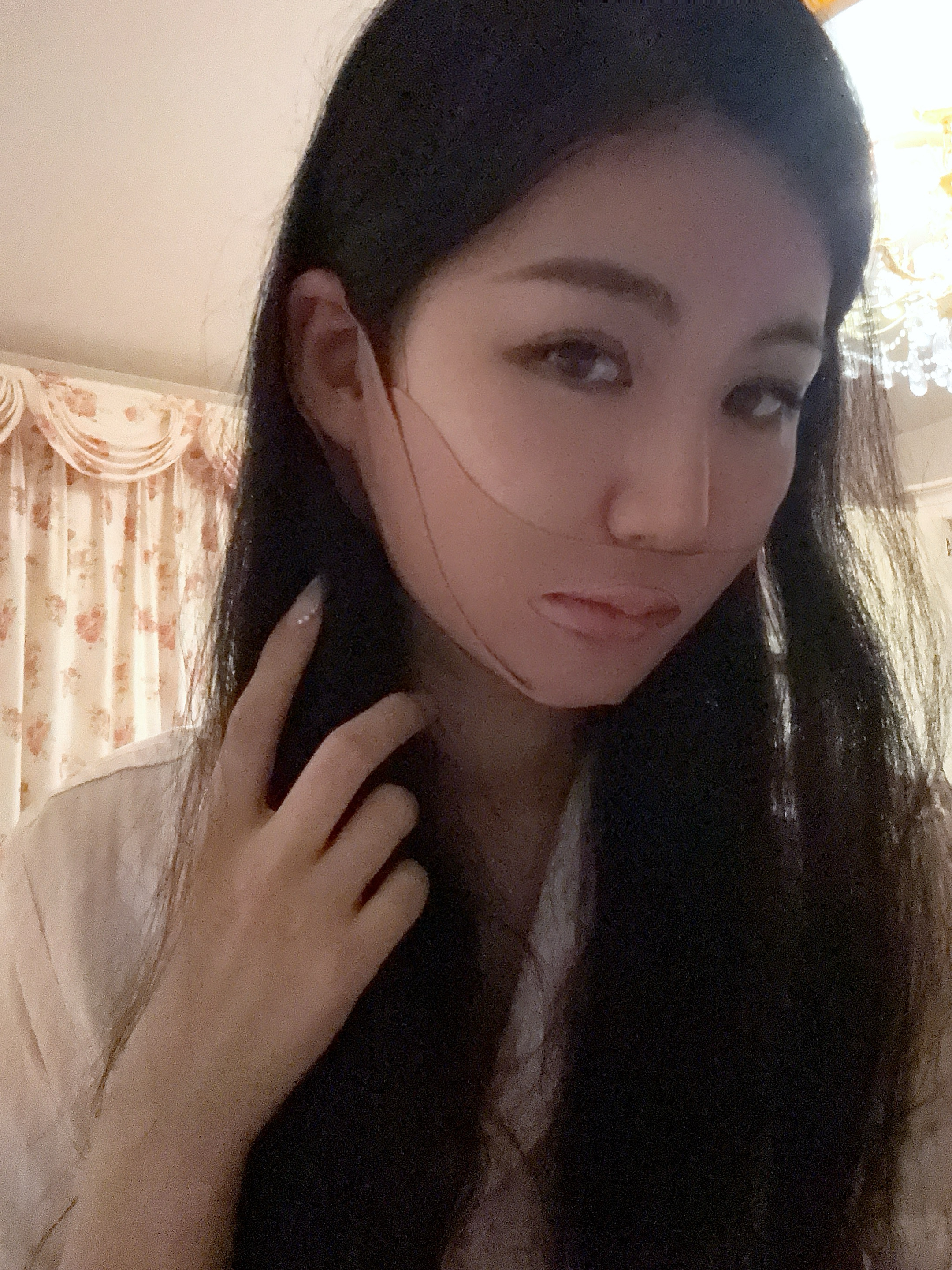 一个睡前很努力抗衰的女人 