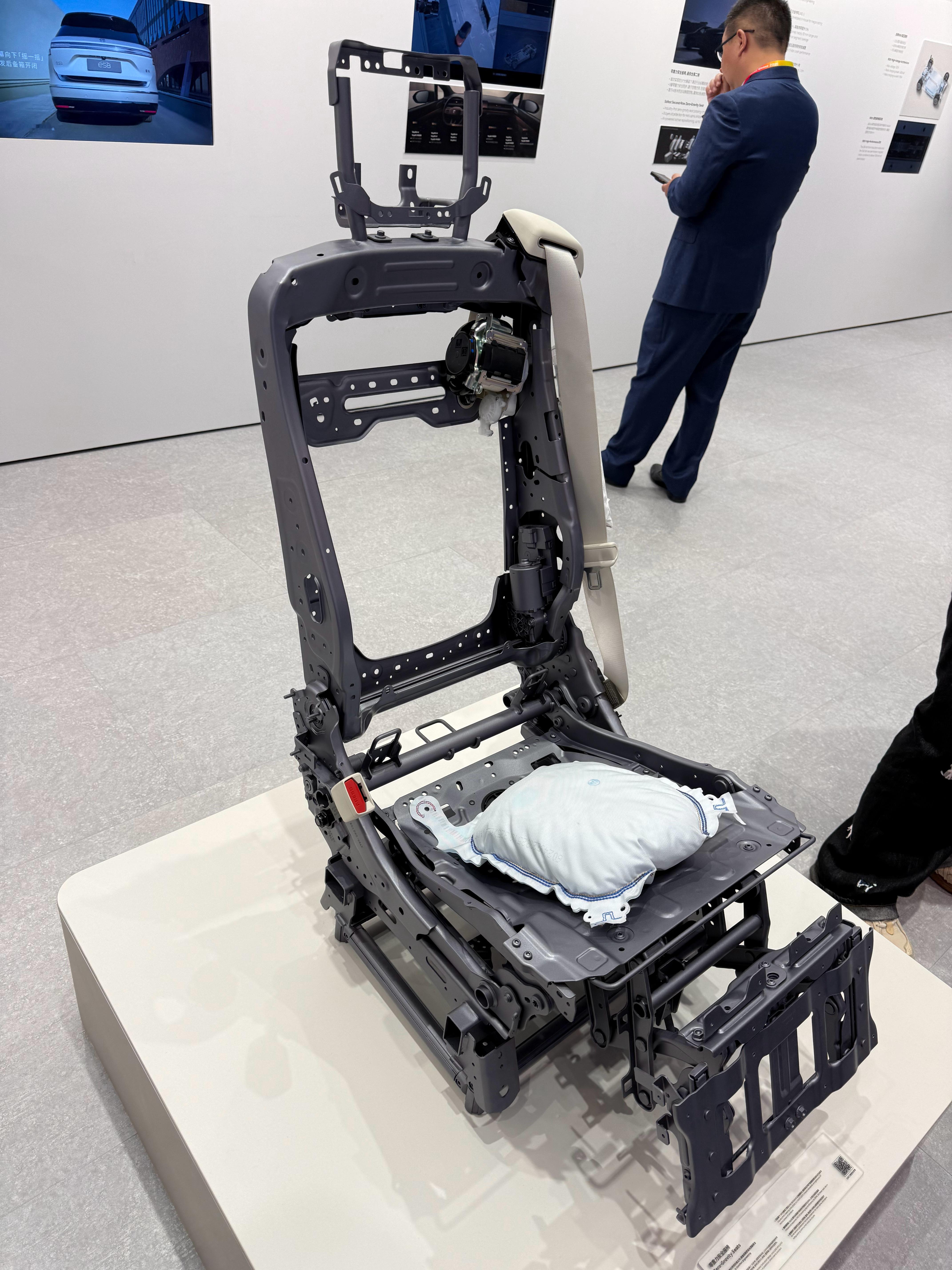 第一看到 ES8 骨盆气囊实物，这东西可以让零重力座椅坐垫前端翘起来一些，防下潜