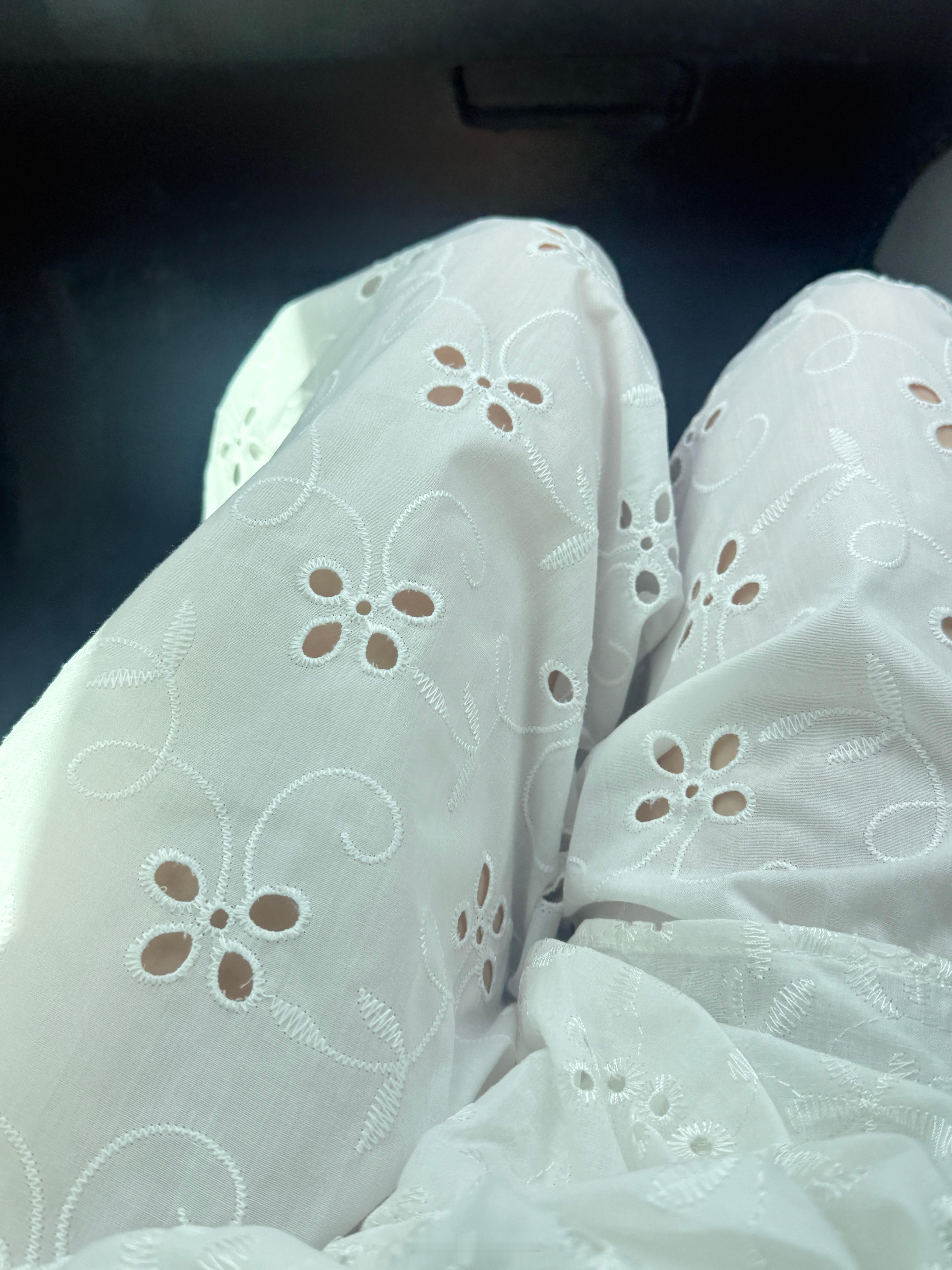 今天穿的非常泰，在华欣商场买的本地牌子非常透气，浑身是洞…. 