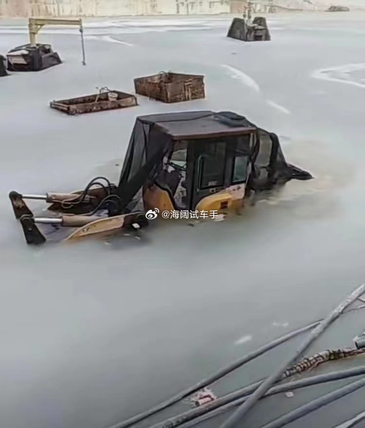 新疆网友说当地某些路线，这两天还在下雪！！！和田这两天在下大雨，我去和田玉石市场