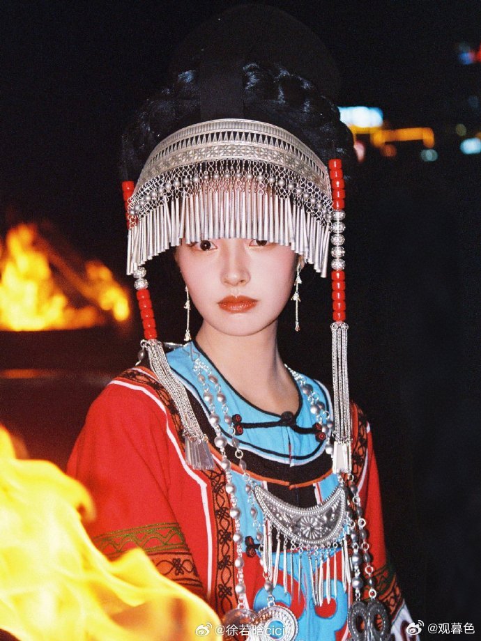 徐若晗烟月氛围感 光影流转间，她仿佛自带一层朦胧的柔光滤镜。清冷与温婉在她眉眼间