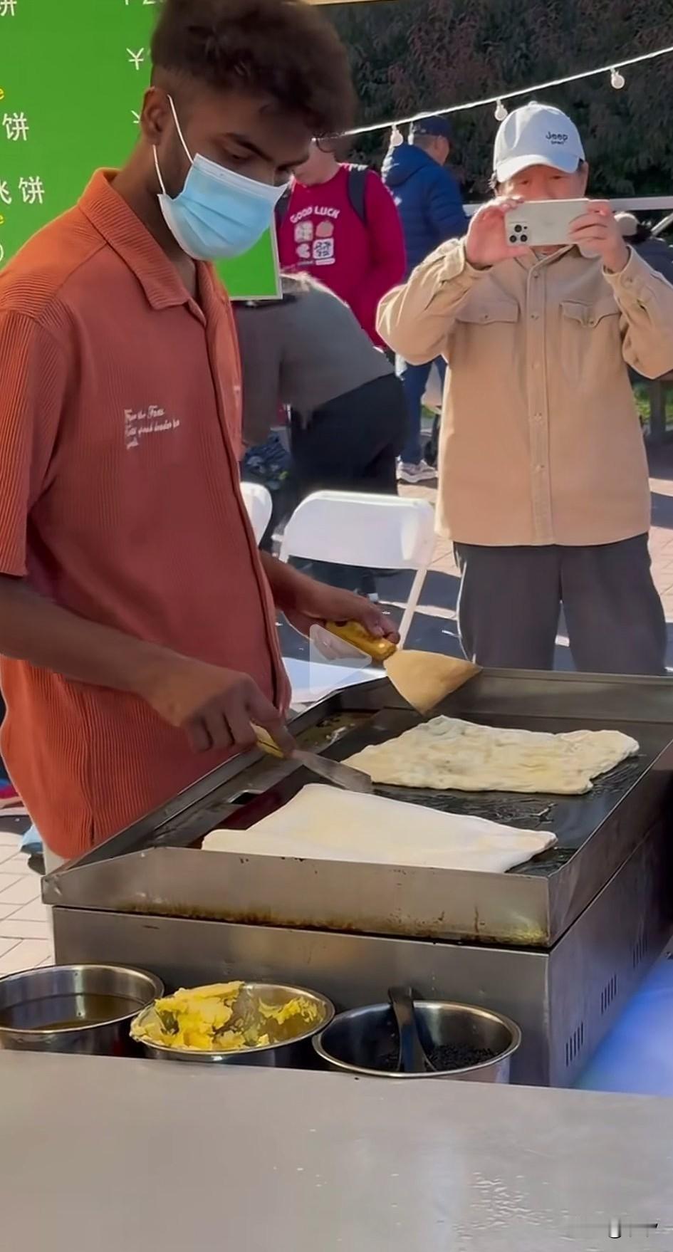 印度人在北京开了飞饼店，
卖的还不便宜，
最便宜的要数印度咖喱鸡蛋飞饼，
一个2