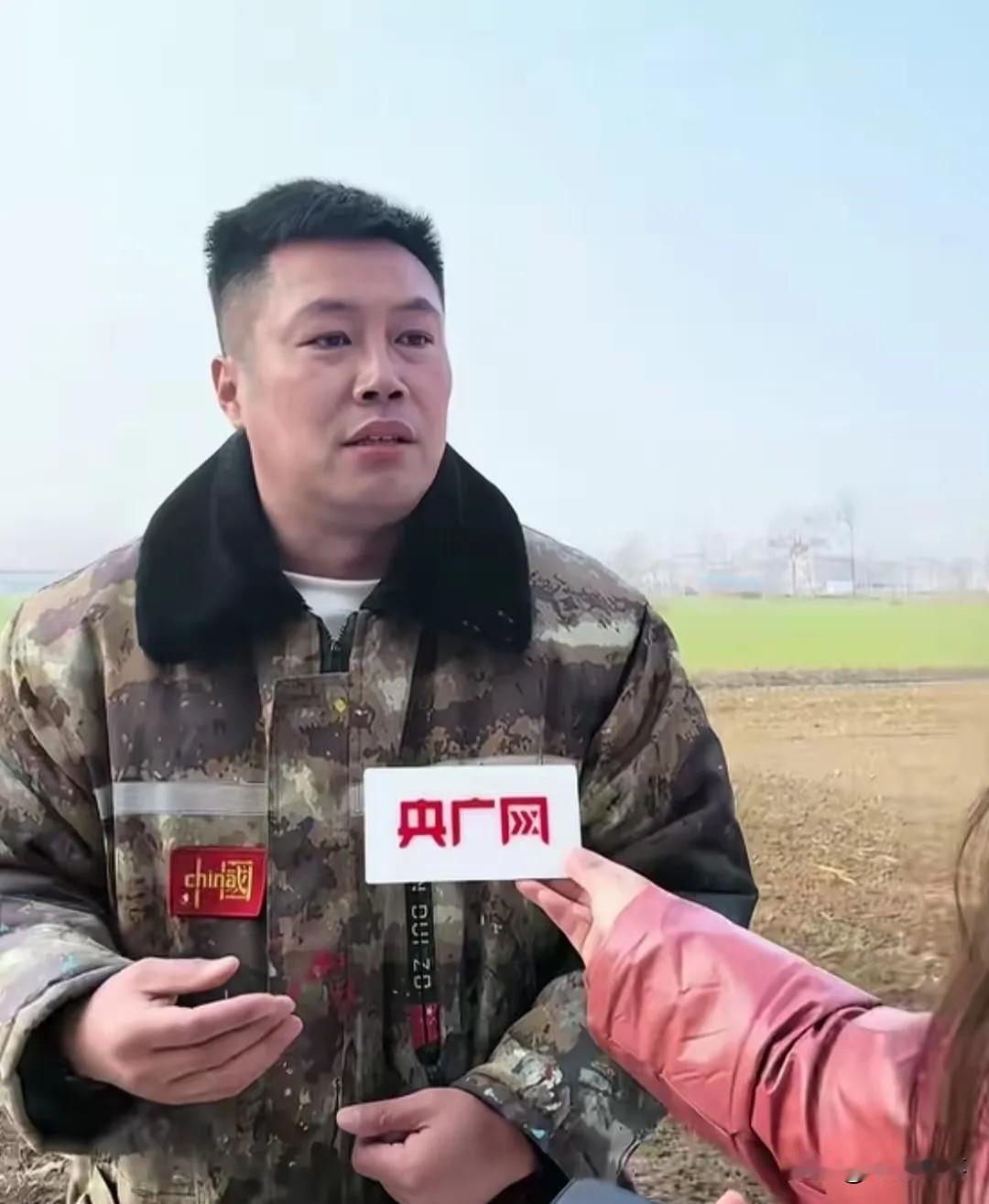 吴承言这笔账，算得让人心酸
他蹲在村头画天安门的时候，
村里老人天天围着送水送饭