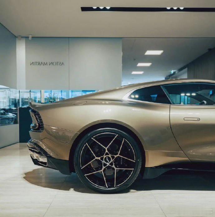 迎接新年，让Aston Martin Vanquish的璀璨光芒照亮您的每一步。
