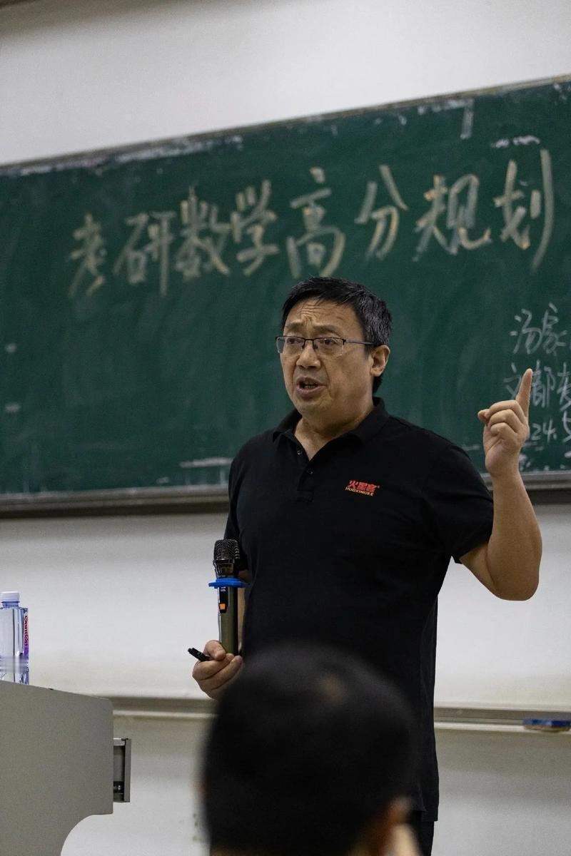 汤家凤称胡锡进离老百姓太远考研数学老师汤家凤跟胡锡进为英语干架了。汤家凤说，英语