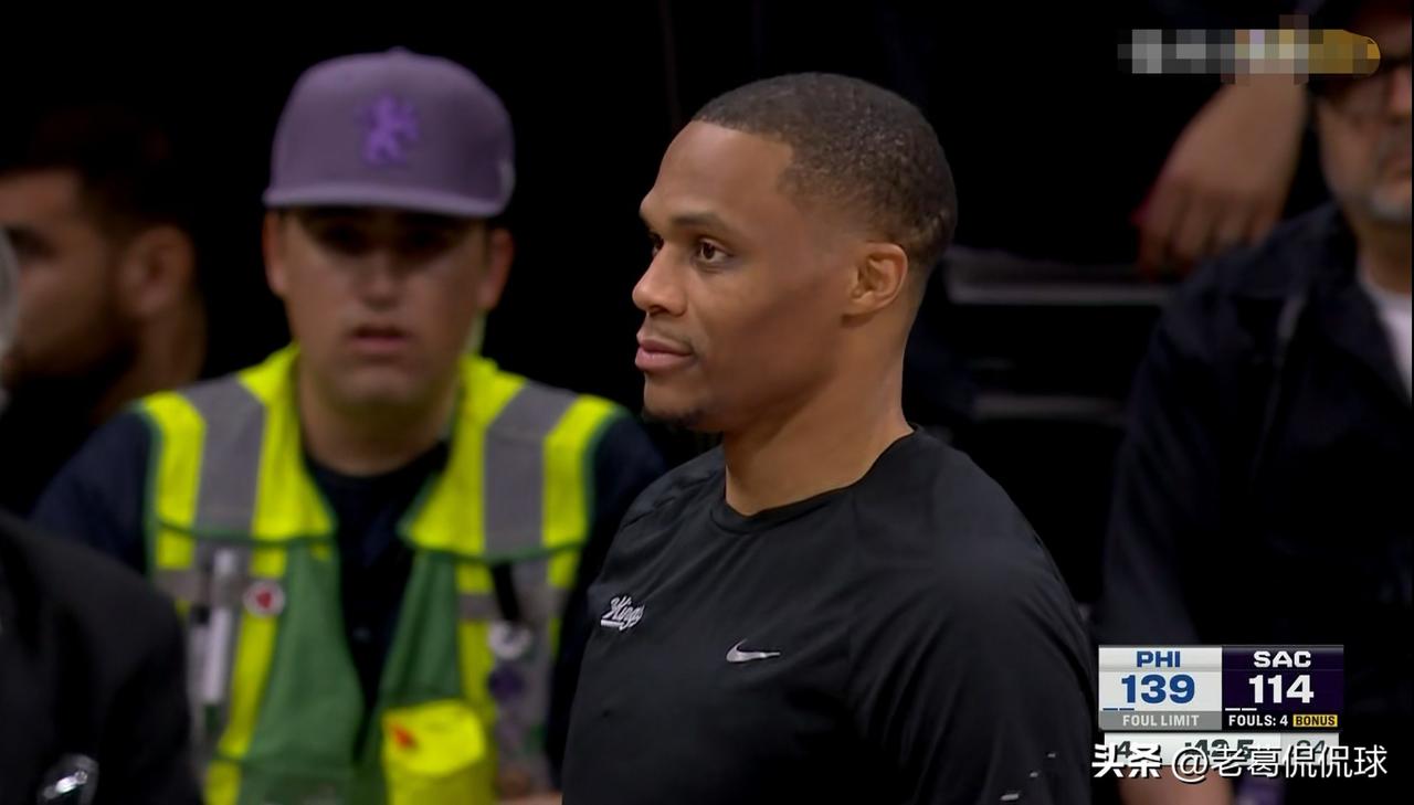 国王老将威斯布鲁克真是无欲无求了！在今天国王主场迎战76人的比赛中，当时距离全场