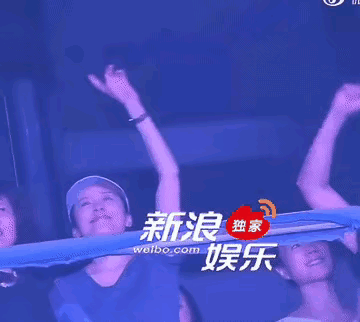 五十多岁的王菲看谢霆锋的演唱会
说实话
我居然在她脸上看到一丝丝少女感
天啦！是