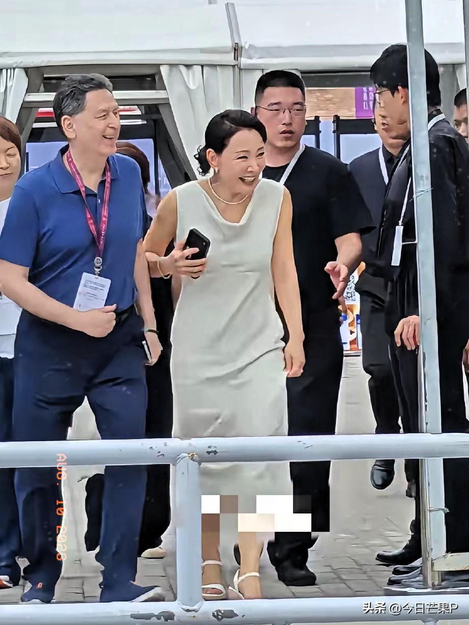 8月9日，陈冲到北京参加第38届百花奖，入场时被拍到，65岁的年纪竟然穿了白色的
