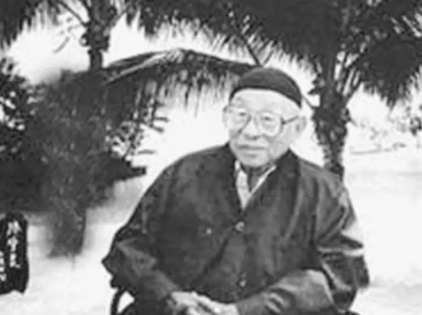 九十岁刚被解禁的张学良，面对蜂拥而来的镜头，忽然甩出一句：“我这辈子只服三个人！