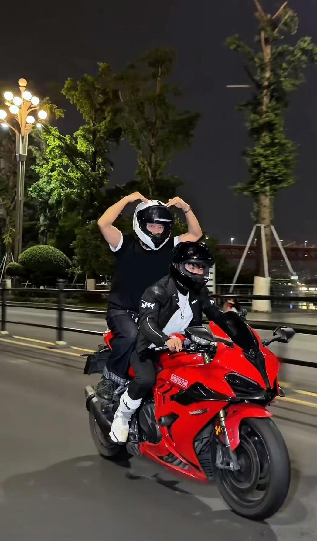 郑恺标准沪少长相浓眉利落、眼尾带笑，轮廓干净流畅，典型上海小囡的清爽痞帅。不艳不