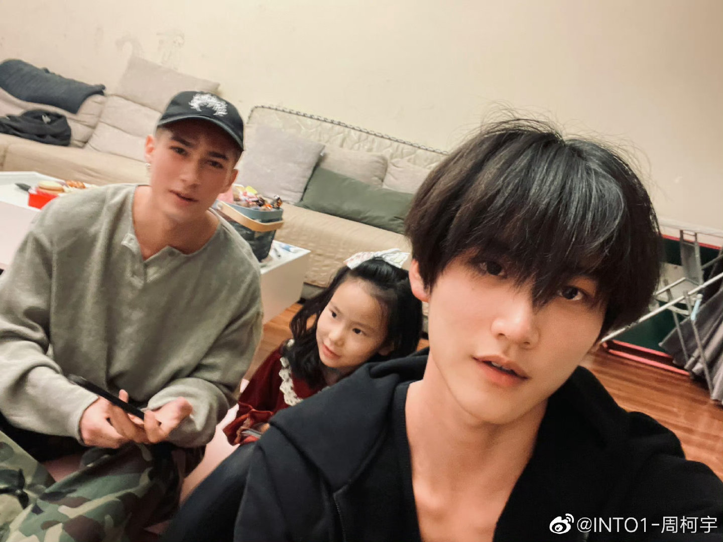 米卡[超话]米卡在周柯宇家过年 合伙人观后感伦敦合伙人 原来早有交集！米卡过年做