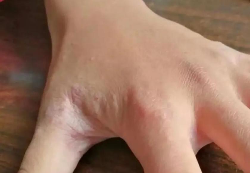 这年头，去趟澡堂子都能全家遭殃！

最近有个新闻看得我头皮发麻：一家五口，从爷爷