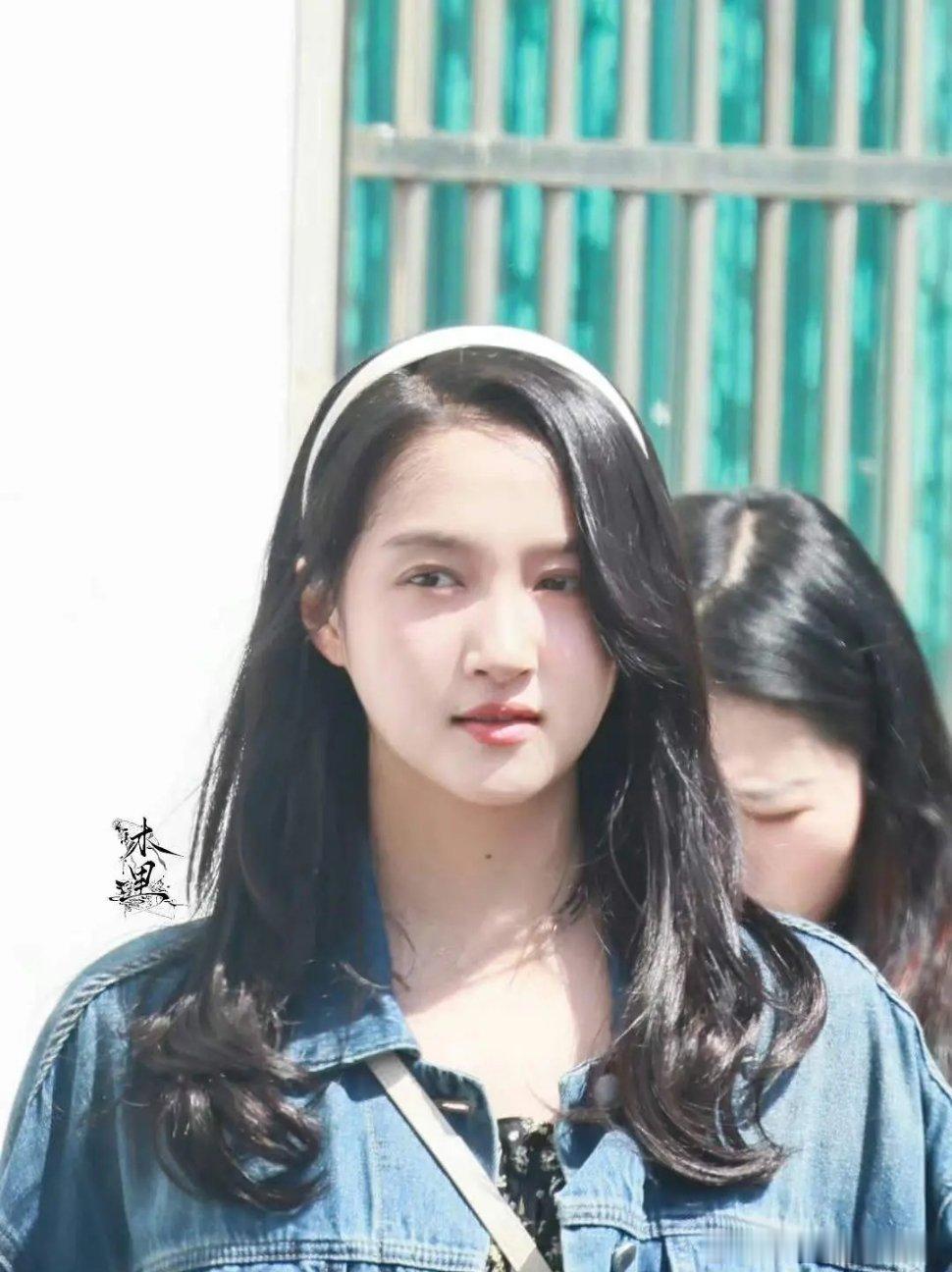 姐，就算咱和鹿晗再幸福也不能吃了，脸都胖成啥了 ​​​