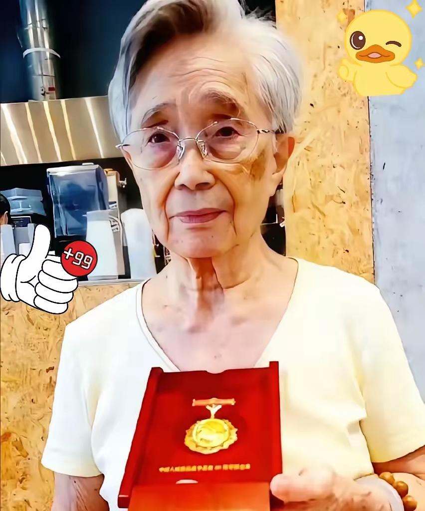 台北传来动容暖心一幕！
 
杜聿明将军女儿杜致廉，公开了大陆寄来的抗战胜利80周