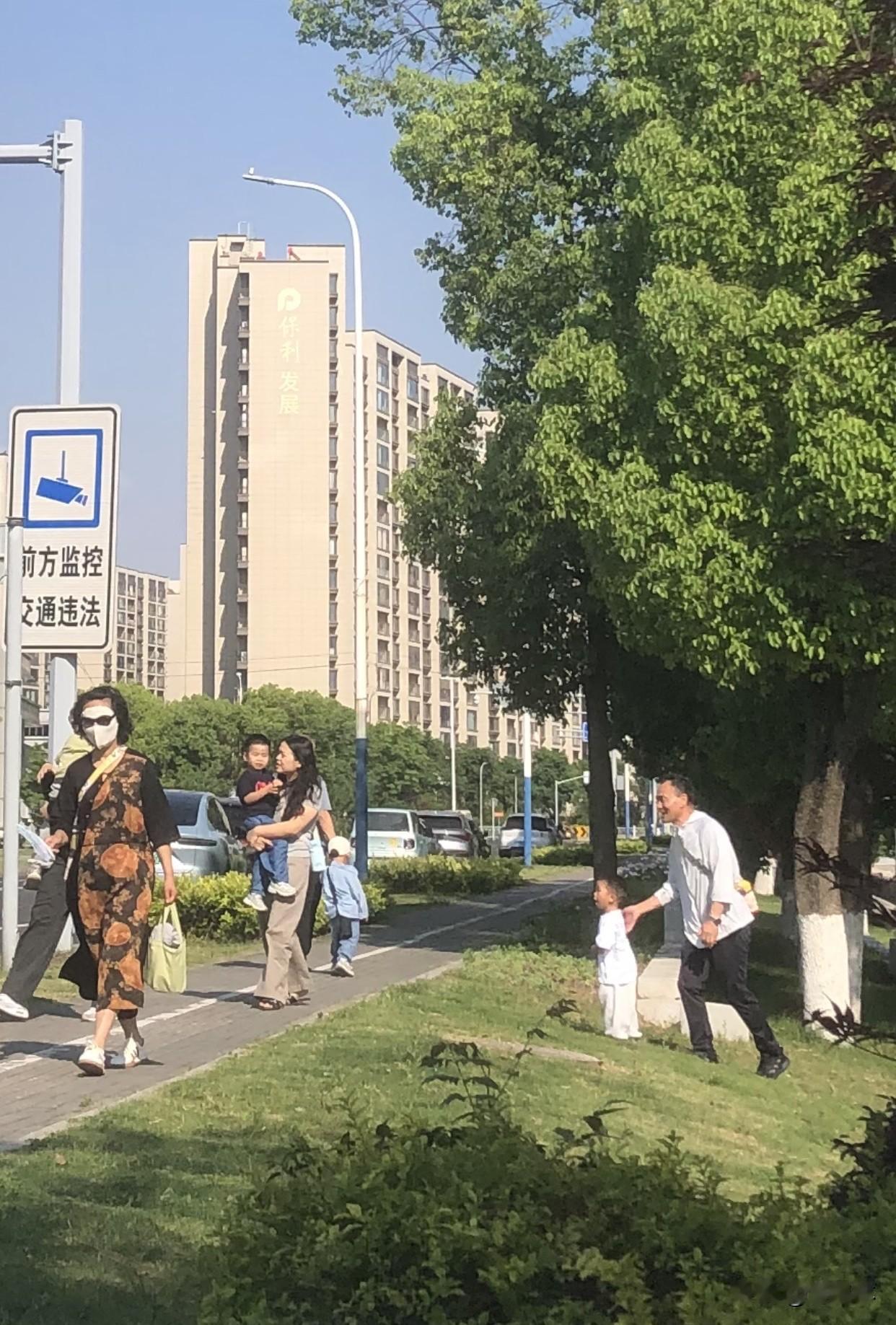 记录我的2026幼儿园里儿童节节目提前彩排，一群小萌娃在门口撒欢，爷爷奶奶们陪着