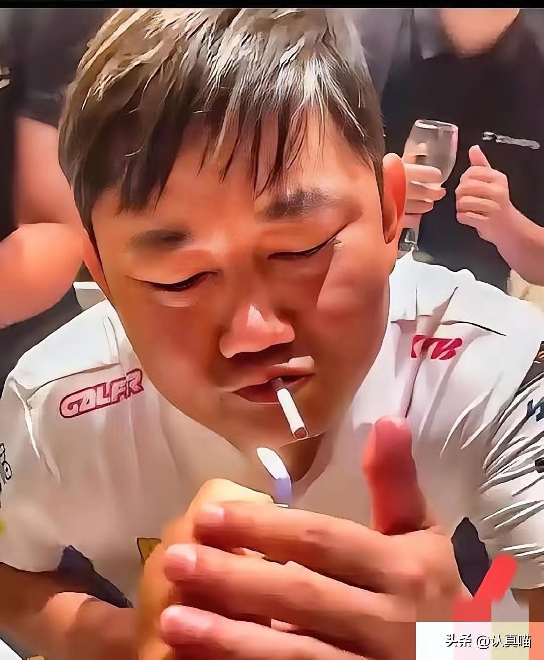 有个离职的朋友跟我说了句实话：
张雪这人，
视频里是演的。

镜头前吹口哨递烟、
