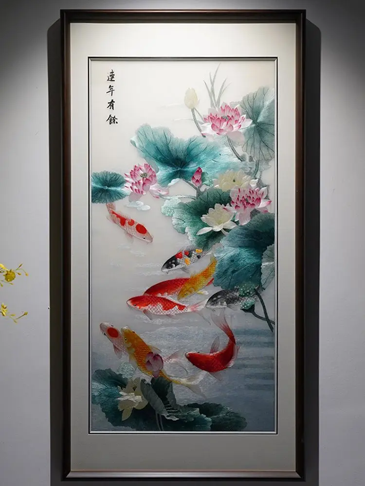 丝缕绣出莲池趣，九鱼往复有余年 柔丝织莲塘九鱼闲游，走线分芙蕖嫣然、翠...