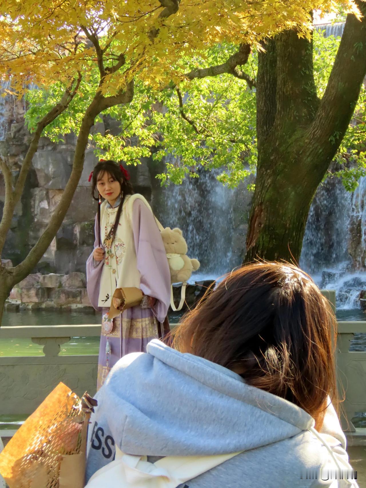 古风少女漫步在秋意盎然的公园，与自然美景相映成趣。