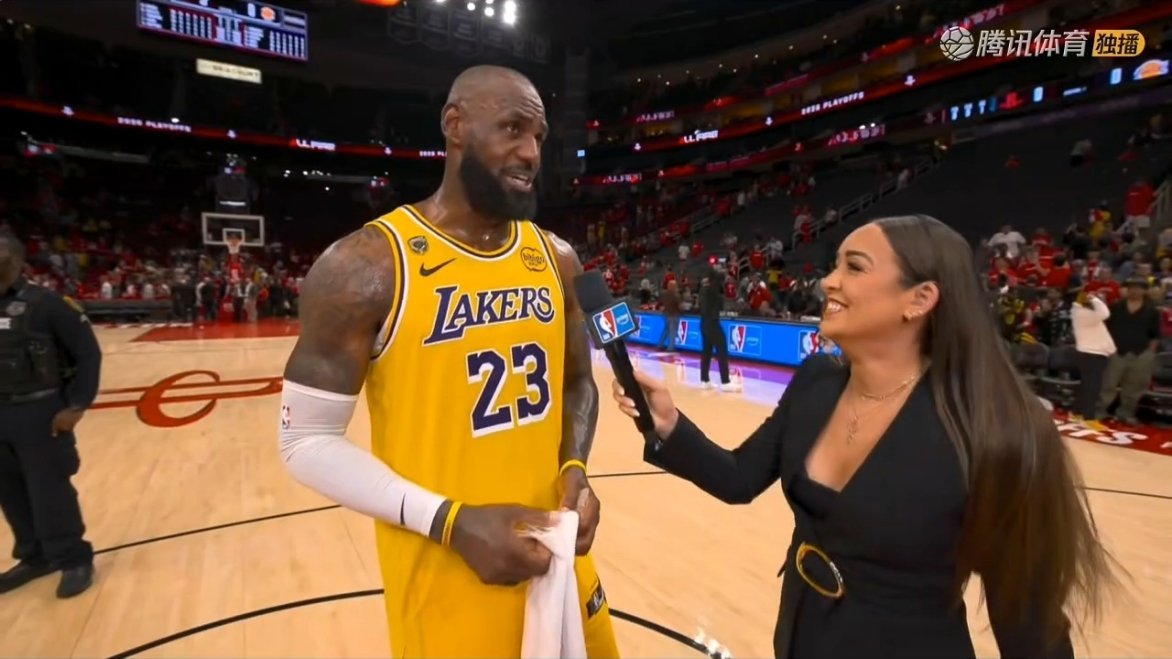 记者：“你感觉还好吗？”詹姆斯：“见鬼，现在一点也不好。但这才是打完季后赛应该有