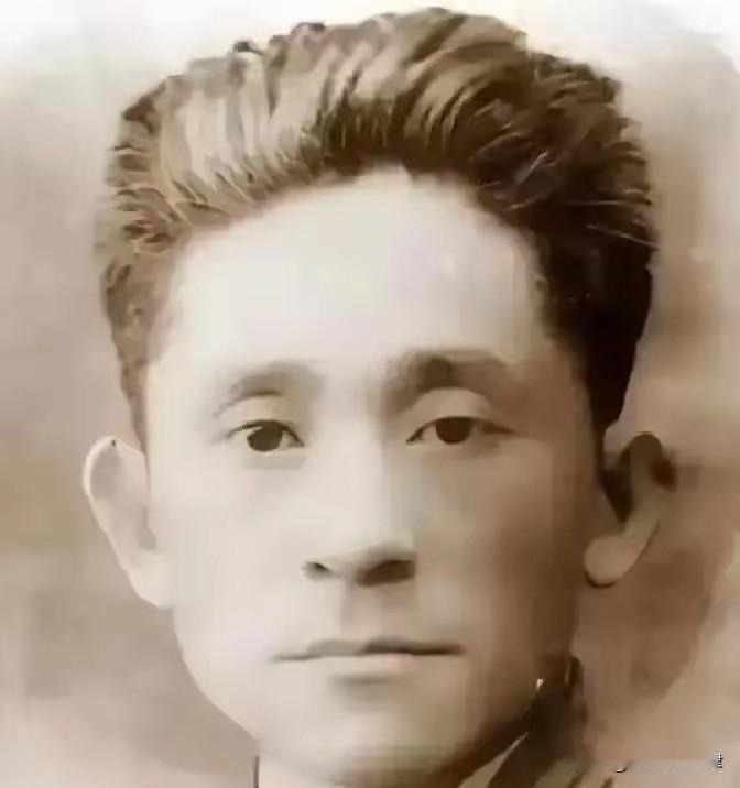 1923年惨烈一战！他头骨被打碎埋进弹坑，一天后奇迹生还，从此改写一生
 
19